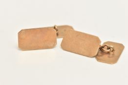 A PAIR OF YELLOW METAL CUFFLINKS, rectangular form plain polished cufflinks with chain link
