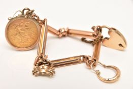 A YELLOW METAL BRACELET WITH MOUNTED HALF SOVEREIGN, a trombone link bracelet, fitted with a mounted