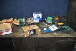 A COLLECTION OF POWER TOOLS including a Hitachi router, a Ferm bench grinder, a Draper soldering