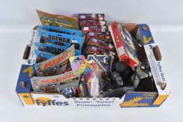 MIXED LOT OF COLLECTABLE DC AND MARVEL FIGURES, to include Beatties Marvel super Heroes 66250