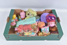 A NUMBER OF UNBOXED BLUEBIRD 1980S/90S POLLY POCKET PLAYSETS, FIGURES AND ACCESSORIES, to include