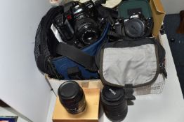 A BOX OF CAMERAS, LENSES, AND ACCESSORIES to include a Minolta 'Synax 7000i' camera fitted a Sigma