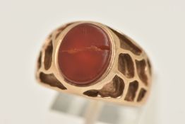 A GENTS 9CT GOLD CARNELIAN INLAY SIGNET RING, of an oval form, to the textured shoulders and