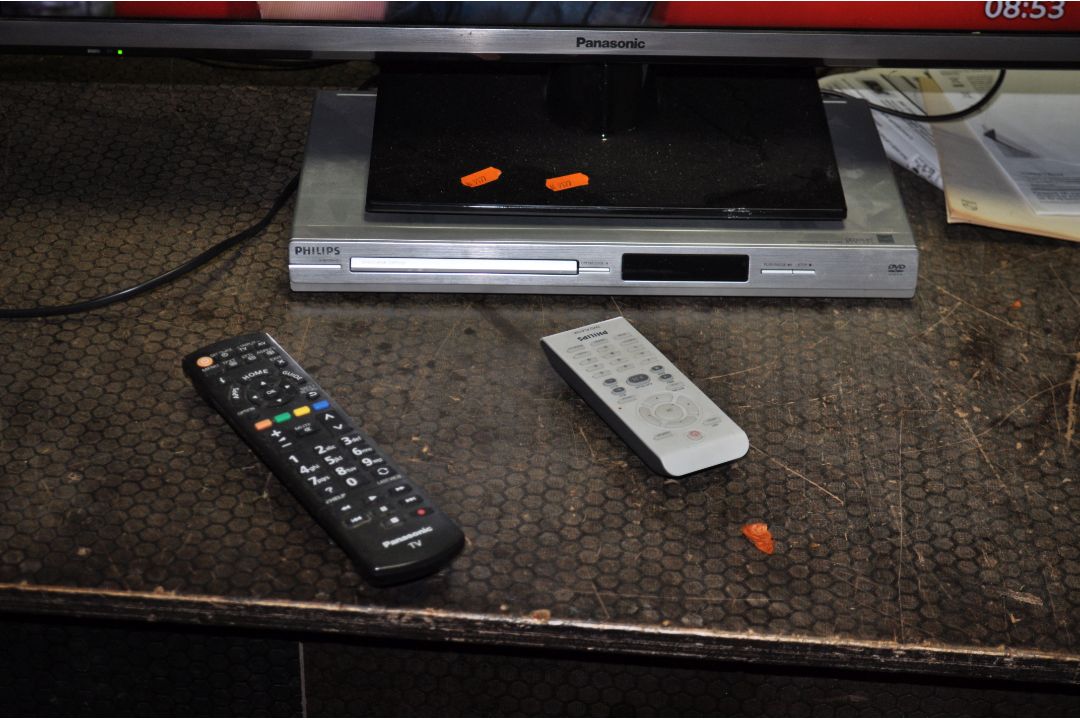 A PANASONIC TX-32AS600B with remote and a Philips DVD player with remote (both PAT pass and - Image 2 of 2