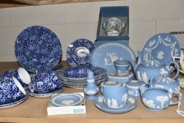 A GROUP OF BLUE AND WHITE CERAMICS AND TEAWARE, comprising thirteen pieces of blue and white