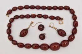 A BAKELITE NECKLACE AND EARRINGS, an oval beaded necklace, approximate with of largest bead 13mm,