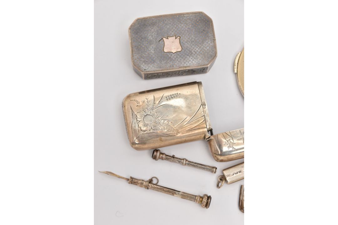 SEVEN ITEMS OF SILVER/WHITE METAL ITEMS, to include a silver circular form compact, with engine - Image 6 of 7