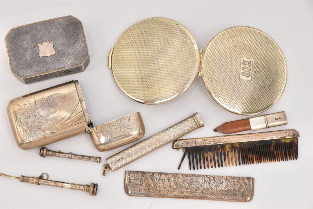 SEVEN ITEMS OF SILVER/WHITE METAL ITEMS, to include a silver circular form compact, with engine - Image 5 of 7