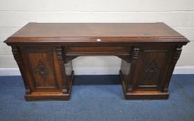 AN EARLY 20TH CENTURY OAK SIDEBOARD, fitted with two cupboard doors, flanking a single drawer, one