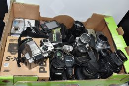 A BOX OF MOSTLY DIGITAL CAMERAS to include a boxed Pentax X-5, five Fujifilm cameras comprising '