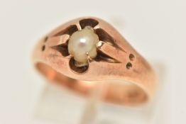 A YELLOW METAL CULTURED PEARL SET RING, claw set to the polished band, stamped 18ct, ring size M 1/