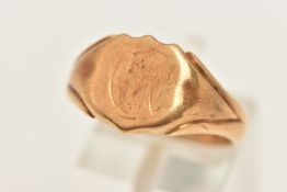 AN EARLY 20TH CENTURY, GENTS HEAVY 18CT GOLD SIGNET RING, of a shield design with a worn engraved