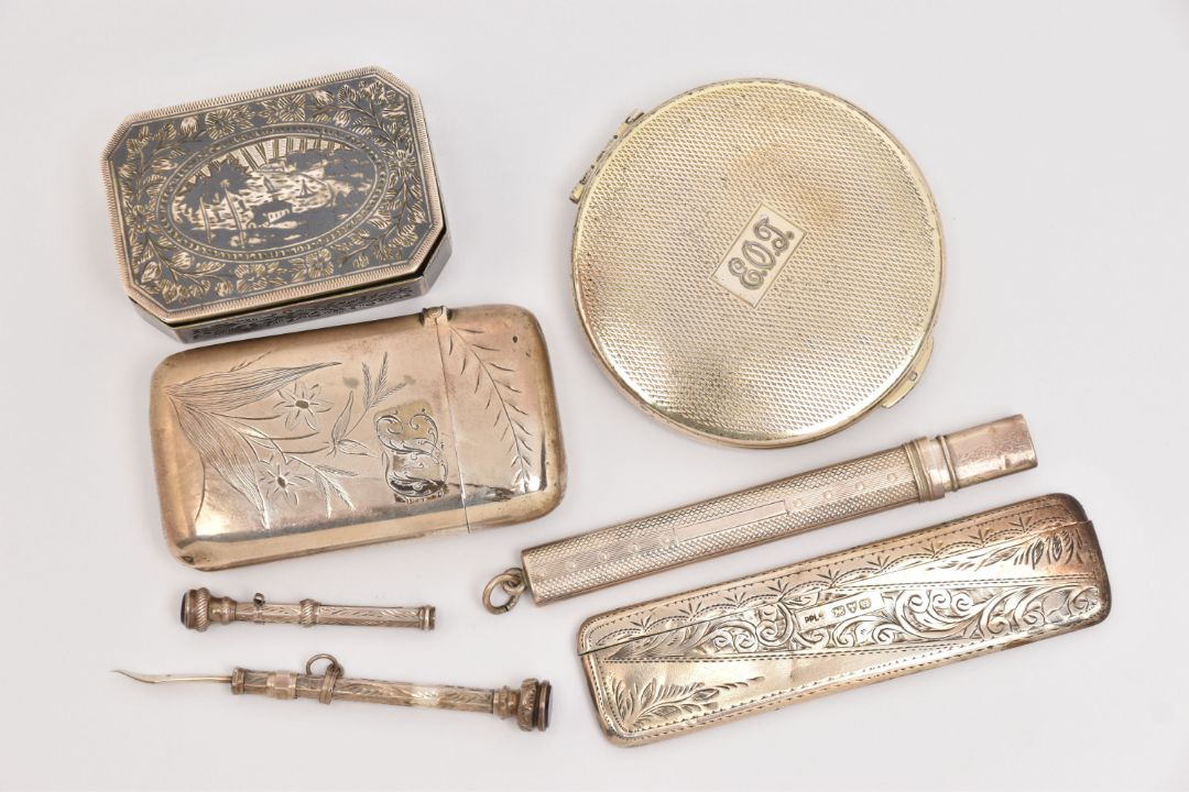 SEVEN ITEMS OF SILVER/WHITE METAL ITEMS, to include a silver circular form compact, with engine - Image 1 of 7