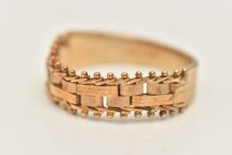 A 14CT GOLD ARTICULATED CHAIN RING, articulated chain design fitted to a polished band, hallmarked