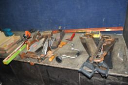 A TRAY CONTAINING CARPENTRY TOOLS including a Record No442 10in hand brace, a Stanley No.902