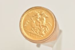 A GENTS YELLOW METAL HALF SOVEREIGN GOLD COIN SIGNET RING, collet set with a half sovereign,