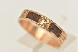 A YELLOW METAL HAIR WORK 'REGARD' BAND RING, approximate band width 4.4mm, woven brown hair work
