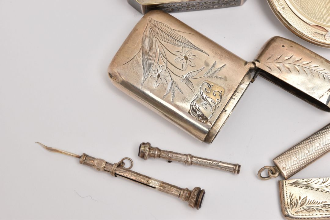 SEVEN ITEMS OF SILVER/WHITE METAL ITEMS, to include a silver circular form compact, with engine - Image 3 of 7