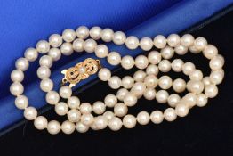 A SINGLE STRAND OF 'MIKIMOTO' CULTURED PEARLS, white pearls with silver undertones and pink hue,