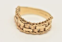 A 14CT GOLD ARTICULATED CHAIN RING, articulated chain design fitted to a polished band, hallmarked