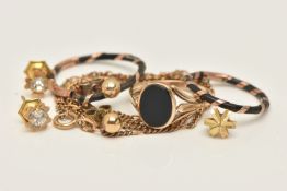 A SMALL BAG OF ASSORTED JEWELLERY, to include a 9ct gold fine figaro chain necklace, fitted with a