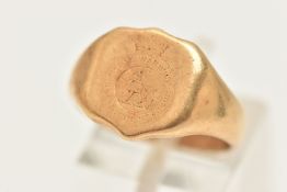 AN EARLY 20TH CENTURY, GENTS HEAVY 18CT GOLD SIGNET RING, of a shield design, engraved with the