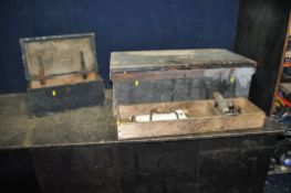 A VINTAGE WOODEN CARPENTERS TOOLBOX CONTAINING CARPENTRY TOOLS including a Record No.4 plane, a
