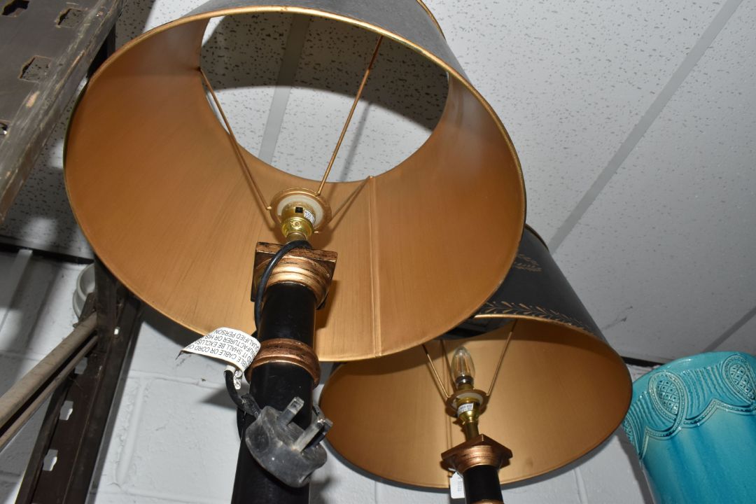 A PAIR OF COACH HOUSE EMPIRE-STYLE TABLE LAMPS decorated with gilt neo-classical motifs to include - Image 7 of 8