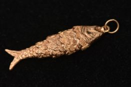 A 9CT GOLD ARTICULATED FISH PENDANT, realistically textured fish, hallmarked 9ct London, fitted with