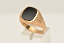 A GENTS 9CT GOLD ONYX SIGNET RING, set with a polished onyx inlay, hallmarked 9ct London, ring