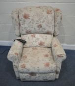 A BEIGE AND FLORAL UPHOLSTERED ELECTRIC RISE AND RECLINE ARMCHAIR, width 88cm x depth 86cm x