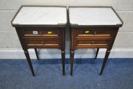 A PAIR OF EARLY 20TH CENTURY MARBLE TOP BEDSIDE CABINETS, with a raised brass gallery, two