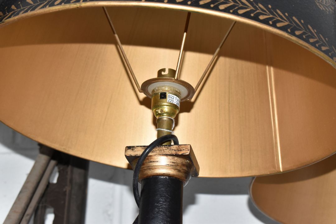 A PAIR OF COACH HOUSE EMPIRE-STYLE TABLE LAMPS decorated with gilt neo-classical motifs to include - Image 6 of 8