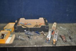 A TRAY CONTAINING WOODWORKING PLANES including Stanley No 180, two No 078, a No 50 with cutters, a