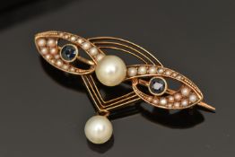 A PEARL AND SAPPHIRE BAR BROOCH, a yellow metal art deco style bar brooch set with a principal