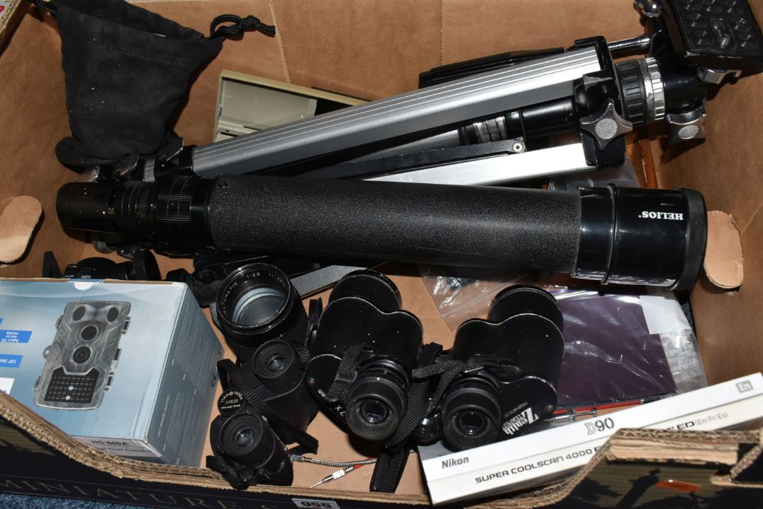 TWO BOXES AND LOOSE CAMERA AND PICTURE EQUIPMENT, to include a boxed Leica Pradovit P 150 TYP 627-18 - Image 5 of 7