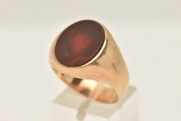 A GENTS 9CT GOLD CARNELIAN INLAY SIGNET RING, set with a polished oval carnelian inlay, to a