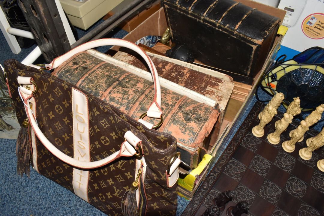 ONE BOX AND LOOSE MISCELLANEOUS ITEMS to include a large chessboard with Chinese resin style - Image 4 of 7