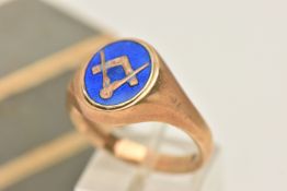 A GENTS 9CT GOLD MASONIC SIGNET RING, AF blue enamel swivel signet ring, displaying the Masonic