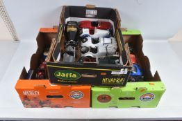 A COLLECTION OF UNBOXED ASSORTED MODERN DIECAST EUROPEAN RACING AND SPORTS CAR MODELS, 1/14 & 1/16