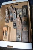 A TRAY CONTAINING MOSTLY STANLEY WOOD PLANES comprising of a No 7 (rusty), a No5 and a No4, a Record