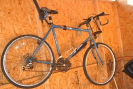 A PEUGEOT NIAGARA GENTS BIKE with 21 speed Shimano gears and 23in frame. Condition Report; some