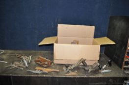 A TRAY CONTAINING WOODWORKING TOOLS including a 7 1/4in steel footed and coromandel vintage plane, a