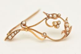 AN EARLY 20TH CENTURY BROOCH, a yellow metal scrolling open work foliage design brooch set with seed