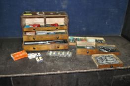 A VINTAGE MOORE AND WRIGHT ENGINEERS TOOL CHEST OF EIGHT DRAWERS containing taps, three dial gauges,