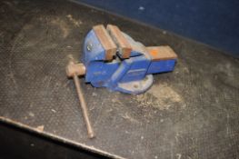 A RECORD NO.4 ENGINEERS VICE, with 4 1/2in jaws. Condition Report: surface rust but doesn't impede