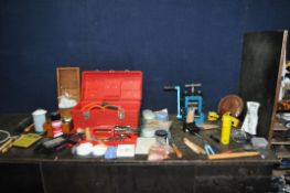 A COLLECTION OF JEWELLERS TOOLS AND ACCESSORIES including a rolling machine, ring sizer, modelling