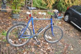 A RALEIGH TEAM EDITION ST1 GENTS BIKE with 21 speed Shimano gears and a 23in frame