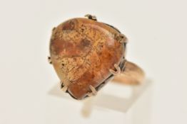 A YELLOW METAL AGATE RING, designed as a pear shape agate in a seven double claw setting (some claws