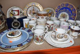 A GROUP OF ROYAL MEMORABILIA CERAMICS, comprising cabinet plates, to include commemorative